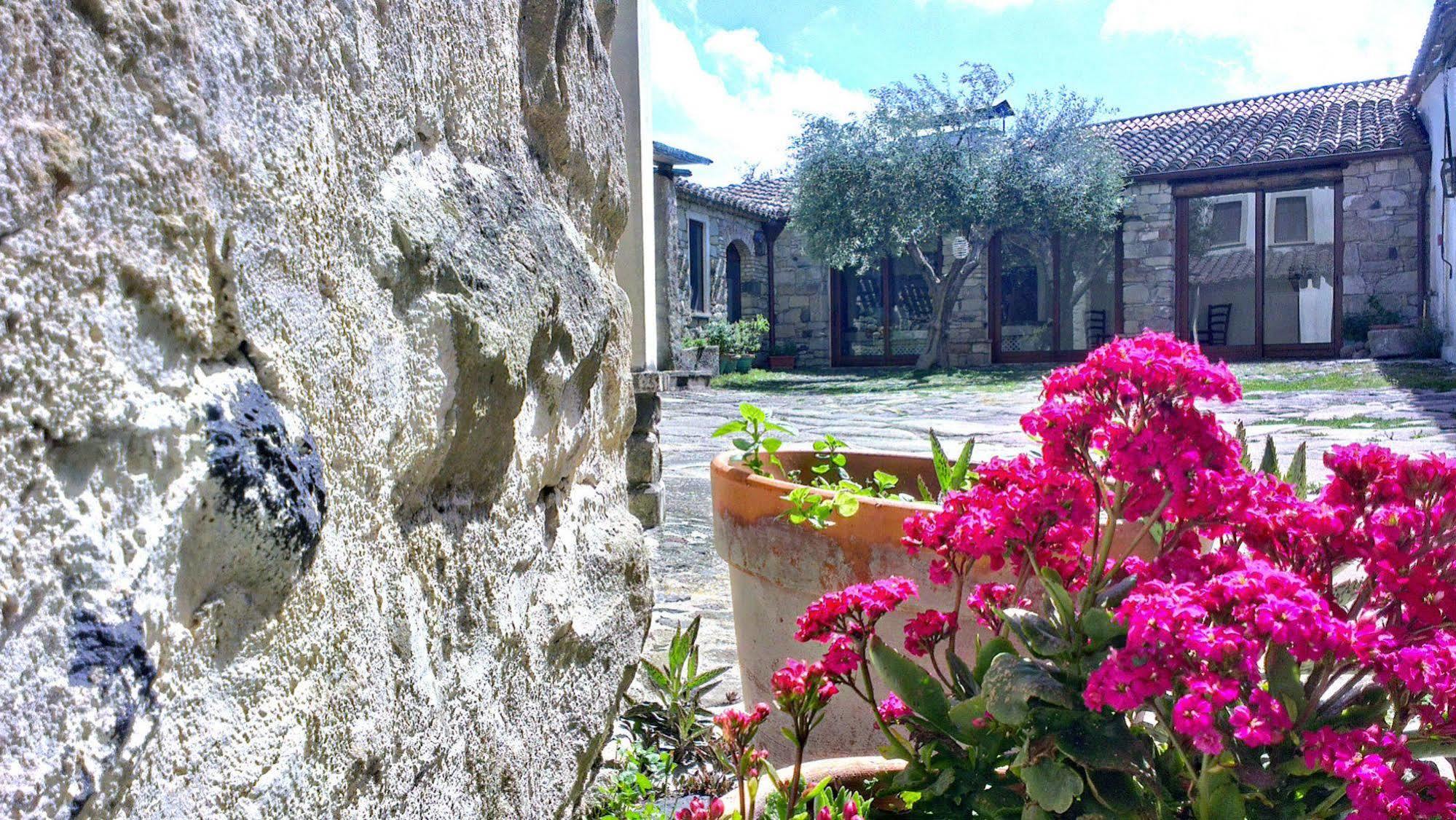 Il Borgo Dell'Arcangelo Tuili Exterior foto